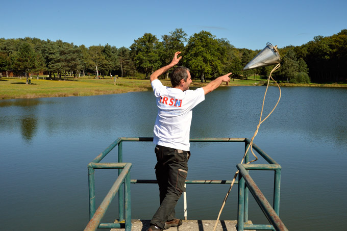 Prélevement d'eau et de sédiments en Corrèze