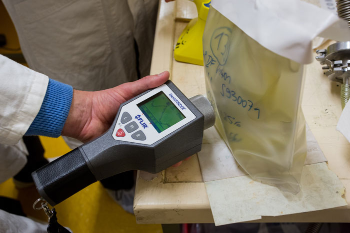 L&rsquo;inspecteur Euratom identifie, gr&acirc;ce &agrave; un appareil portable de spectrom&eacute;trie gamma, la nature de la mati&egrave;re nucl&eacute;aire