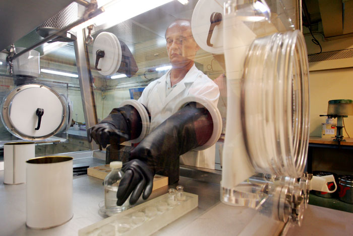 Reconditionnement de sources radioactives dans une bo&icirc;te &agrave; gants
