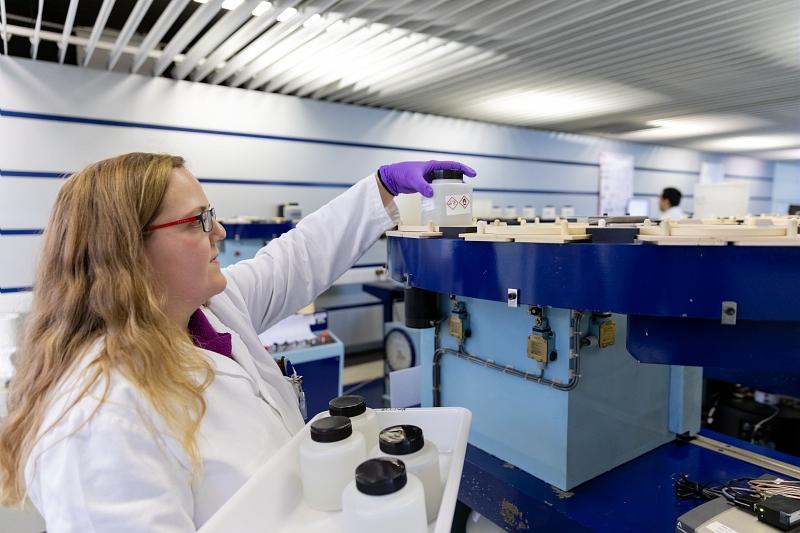 Laboratoire des mesures nucléaires (LMN) - Patricia Hennequet technicienne mesure physique charge des échantillons d'eau de l'environnement dans la couronne d'un compteur à rayonnement gamma.  © Médiathèque IRSN
