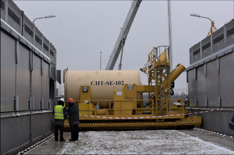 Transfert d’éléments combustibles usés dans un des modules de l’ISF-2 - Source: SNRIU