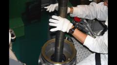 ​Insertion du dispositif dans son conteneur de stockage. (c) Gilles Bertin-Maghit / IRSN