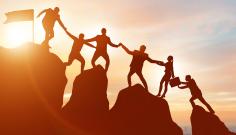 Chaîne humaine s'aidant à escalader une montagne