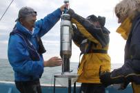 L'équipe du Laboratoire d'études radioécologiques en milieu continental et marin (LERCM), en collaboration avec l'Institute of Environmental Radioactvity de l'Université de Fukushima réalise un prélèvement sédimentaire à l'aide d'un carottier UWITEC © Médiathèque IRSN 