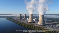 Vue aérienne de la centrale de Three Mile Island en 2019. Au 1er pla, les 2 tours de refroidissement du réacteur n°1, en fonctionnement.