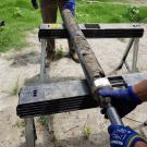 Extraction d'une archive sédimentaire, de gauche à droite : mise en place du carottier, visualisation de l'archive sédimentaire, extraction (photos prises respectivement en Garonne, Rhône et Meuse) 