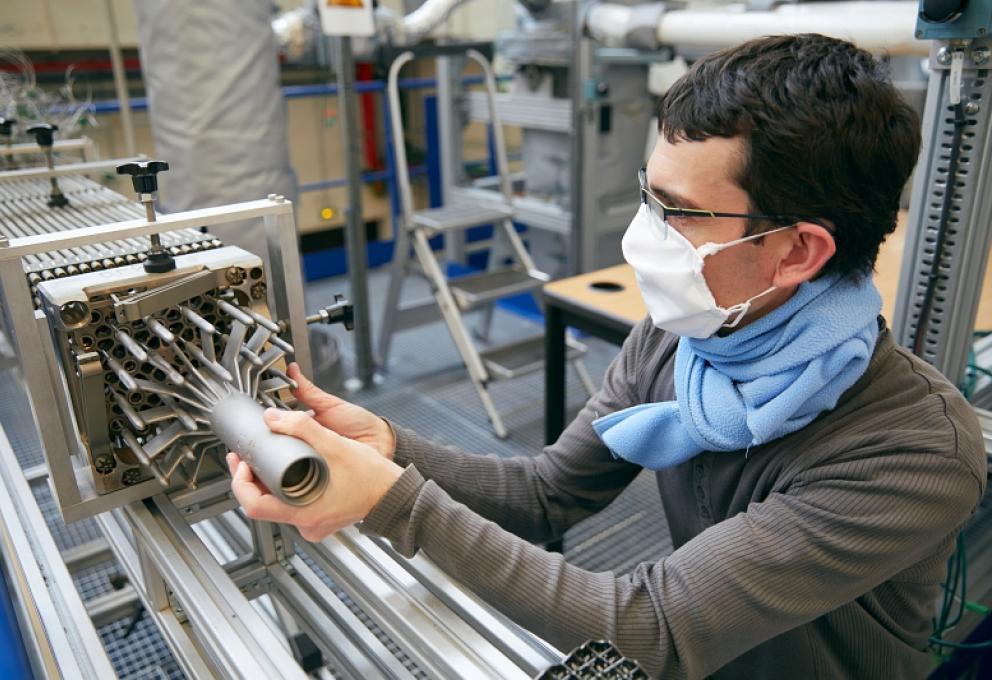 IRSN - Installation ASPIC - grappe bouchon", dispositif qui équipe les assemblages combustibles ne comportant pas de crayons absorbants - © Médiathèque IRSN