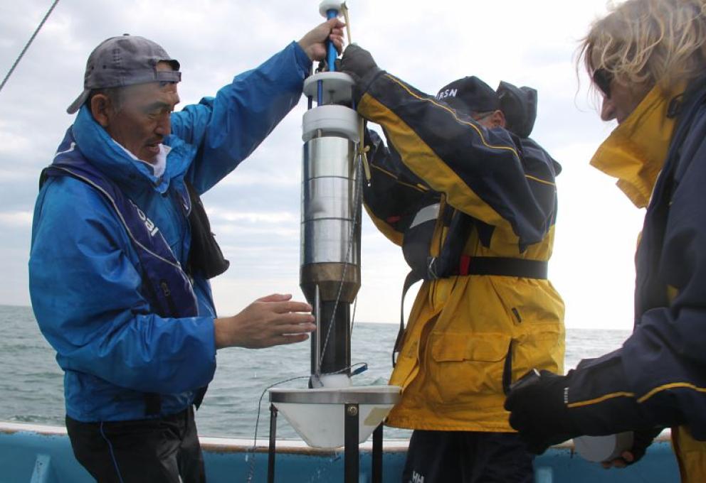 L'équipe du Laboratoire d'études radioécologiques en milieu continental et marin (LERCM), en collaboration avec l'Institute of Environmental Radioactvity de l'Université de Fukushima réalise un prélèvement sédimentaire à l'aide d'un carottier UWITEC - © Médiathèque IRSN