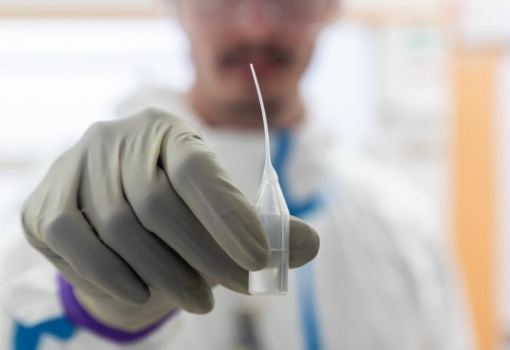 laboratoire LEI -  micro bottle surmontée d'un capillaire. Ce contenant développé par l'IRSN permet de déposer de très faibles quantités de liquide radioactif utile pour la préparation des étalons - © Médiathèque IRSN