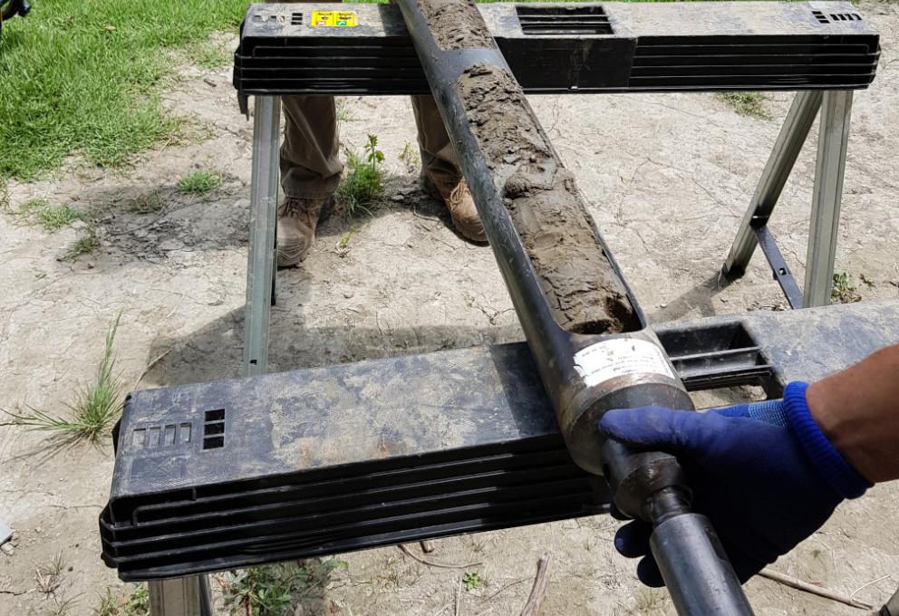 Extraction d'une archive sédimentaire, de gauche à droite : mise en place du carottier, visualisation de l'archive sédimentaire, extraction (photos prises respectivement en Garonne, Rhône et Meuse) 