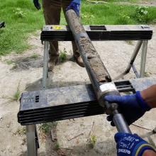 Extraction d'une archive sédimentaire, de gauche à droite : mise en place du carottier, visualisation de l'archive sédimentaire, extraction (photos prises respectivement en Garonne, Rhône et Meuse) 